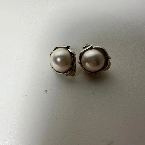 Set of two vintage  clip on earrings - Picture 5 of 6